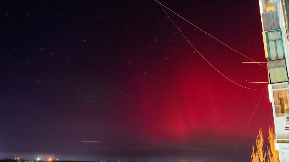 Фото и видео северного сияния публикуют россияне где оно самое яркое Жители нескольких регионов РФ заметили северное сияние невероятной красоты в ночь на 20 января Фото и видео северного сияния публикуют в соцсетях Северное сияние в Нарьян Маре ФОТО соцсети пользователя охотник за северным сиянием Наиболее яркие кадры публикуют пользователи из Калининградской Псковской и Ростовской областей Краснодарского и Пермского краев а также из Бурятии и Крыма Например в Калининградской области северное сияние окрасилось в зеленоватый цвет А в Нарьян Маре жителей радовало небесное природное явление с ярко зелеными и фиолетовыми полосами Северное сияние в Калининградской области Фото кадр видео Погода и метеоявления в Калининградской области По мнению экспертов при Подробнее
