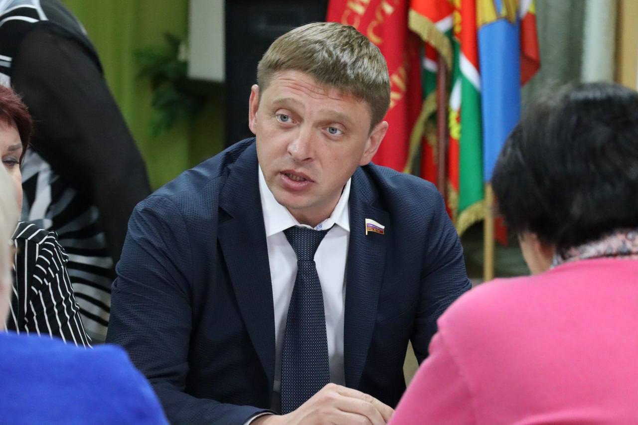 Иркутский депутат Госдумы Антон Красноштанов сообщил, что пока не готов обсуждать свои планы на переизбрание, так как это «еще преждевременно».   По его словам, у него выстроены конструктивные отношения с губернатором Кобзевым, и он поддержит его на губернаторских выборах.   «В этом году в нашем регионе будут проходить выборы губернатора. Я поддерживаю действующего губернатора Игоря Ивановича Кобзева. Благодаря его работе в регионе реализуются важные государственные программы, улучшается качество жизни людей, растут экономические показатели», — заявил парламентарий.  Напомним, что в 2026 году в России пройдут выборы депутатов Госдумы. Ранее сообщалось, что предполагаемые списки кандидатов в администрацию президента направила «Единая Россия» и губернаторы регионов.