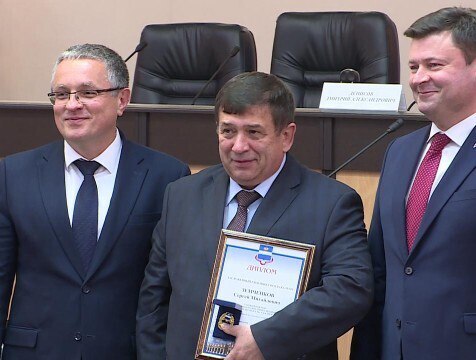 45 калужанам присвоили звание Заслуженный работник города В областном центре 45 жителей получили звание Заслуженный работник города Калуги Среди них представители культуры образования медицины спорта производственных предприятий и обслуживающих организаций Каждого отметили дипломом нагрудным знаком памятным подарком и единовременной премией http gtrk kaluga ru news obschestvo news 56817