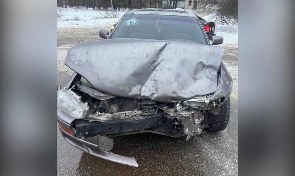 Три человека пострадали в ДТП у тубдиспансера в Воронеже Авария произошла накануне днём 20 января на улице Тепличной По данным полиции 25 летний водитель Toyota Camry при выезде с прилегающей территории не убедился в безопасности своего манёвра и врезался в ВАЗ 2115 под управлением 43 летней женщины При столкновении автомобилистка получила травмы Её доставили в больницу Позже за медицинской помощью обратились водитель иномарки и его 58 летняя пассажирка   vrn aif ru incidents crash dve legkovushki stolknulis u tubdispansera v voronezhe troe postradali aifvrn