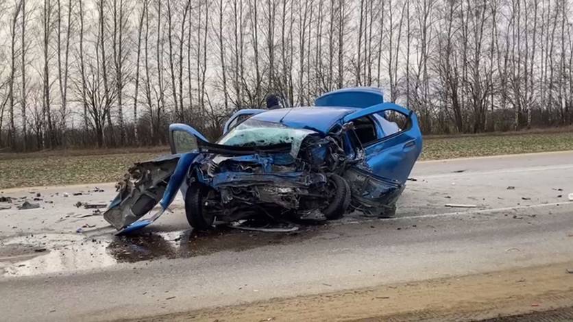 Появились подробности страшной аварии в Свердловском районе, унесшей жизни двух человек  Как сообщает наш корреспондент Антон Сорокин с места трагедии, автомобиль "Рено Логан" выехал на встречную полосу, столкнулся с грузовиком, а затем с "Ладой Ларгус" и "Нивой".   В результате аварии погибли водитель "Рено" и пассажирка "Ларгуса". Трое пострадавших были доставлены в больницу, двое из них находятся в тяжелом состоянии    Вести-Орел. Подписаться