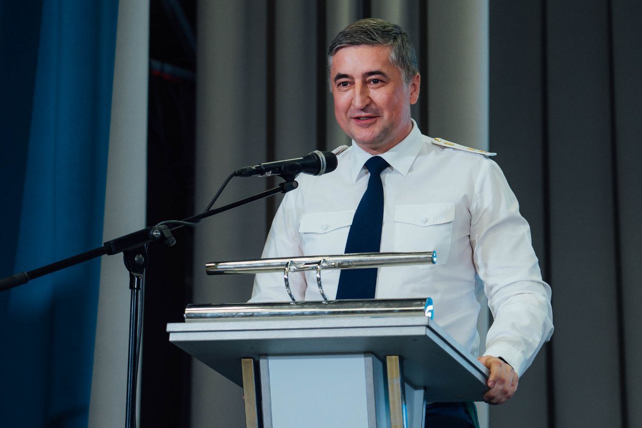 Прокурор Саратовской области Сергей Владимирович Филипенко и его заместитель Дмитрий Ефимович Симанович вручили дипломы выпускникам Института прокуратуры Саратовской государственной юридической академии В торжественной обстановке руководитель регионального надзорного ведомства тепло поздравил будущих прокуроров. В своем напутственном слове Сергей Владимирович пожелал бывшим студентам новых свершений на профессиональном поприще. Отметил, что ежегодно десятки молодых специалистов пополняют ряды работников прокуратуры Саратовской области, где успешно трудятся на благо Отчизны и эффективно применяют на практике полученные знания. За каждым из пришедших на службу будет закреплен опытный наставник, который поможет адаптироваться молодым коллегам в работе. В мероприятии по вручению дипломов также принял участие заместитель прокурора Саратовской области Дмитрий Ефимович Симанович. Он рассказал выпускникам об их будущей профессии, ответственности и задачах, которые стоят перед органами прокуратуры. Поделился интересными примерами из надзорной практики. Выпускники, в свою очередь, поблагодарили прокурора региона и его заместителя за добрые слова и пожелания. Руководство и коллектив прокуратуры Саратовской области искренне поздравляет выпускников Саратовской государственной юридической академии с успешным завершением обучения и желает профессиональных успехов на правовой стезе.