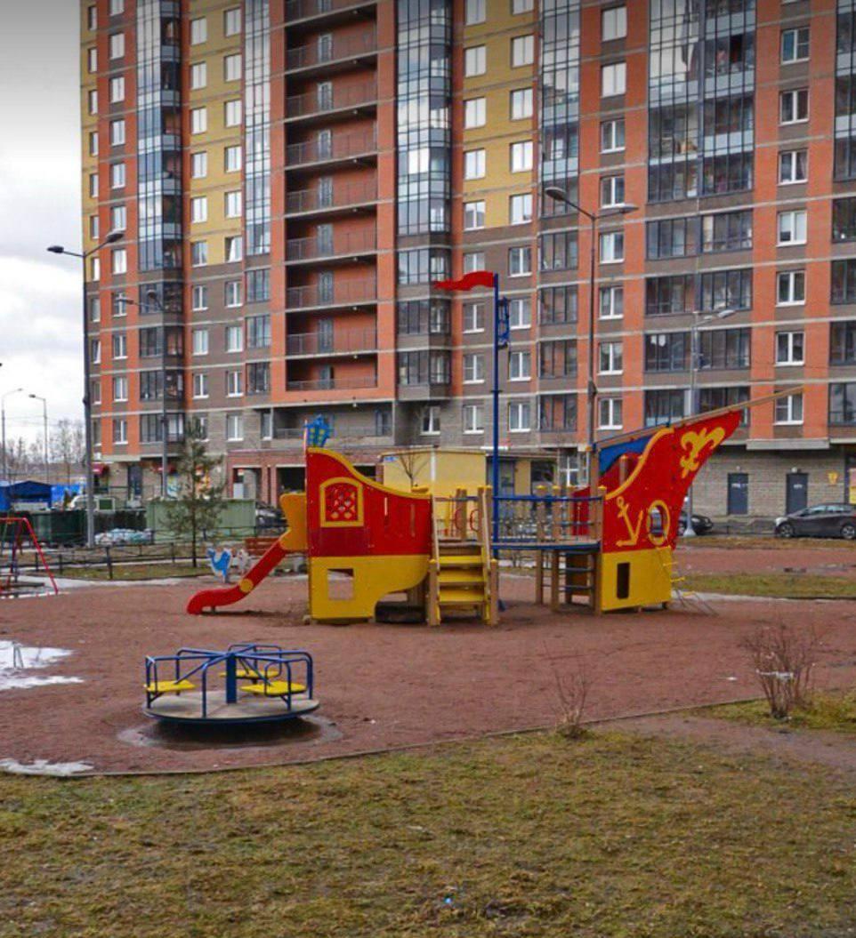 Карусель мясник обнаружена в Парголово Во дворе на Заречной 7 летний мальчик катался на качелях и зазевался палец попал в движущийся механизм Мгновение и фалангу пальца буквально вырвало Крики ребёнка услышала прохожая она первой подбежала и вызвала скорую Врачи диагностировали неполную ампутацию второго пальца мальчика доставили в Педиатрический университет Сейчас его состояние удовлетворительное Подписаться ТГ MAX