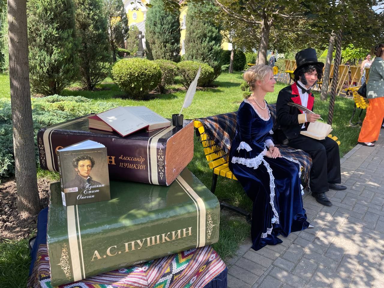 В честь дня рождения Александра Сергеевича Пушкина и дня русского языка Исполнительный комитет Гагаузии организовал для детей яркий праздник у фонтана в центральном парке Комрата.   Ребят встречали любимые герои из сказок Пушкина, а также сам поэт с Натальей Гончаровой, что стало приятным сюрпризов для юных жителей автономии.   Дети с большим удовольствием участвуют в мастер-классах: учатся писать письма пером, раскрашивают картины и знакомятся с "крылатыми" фразами великого поэта.