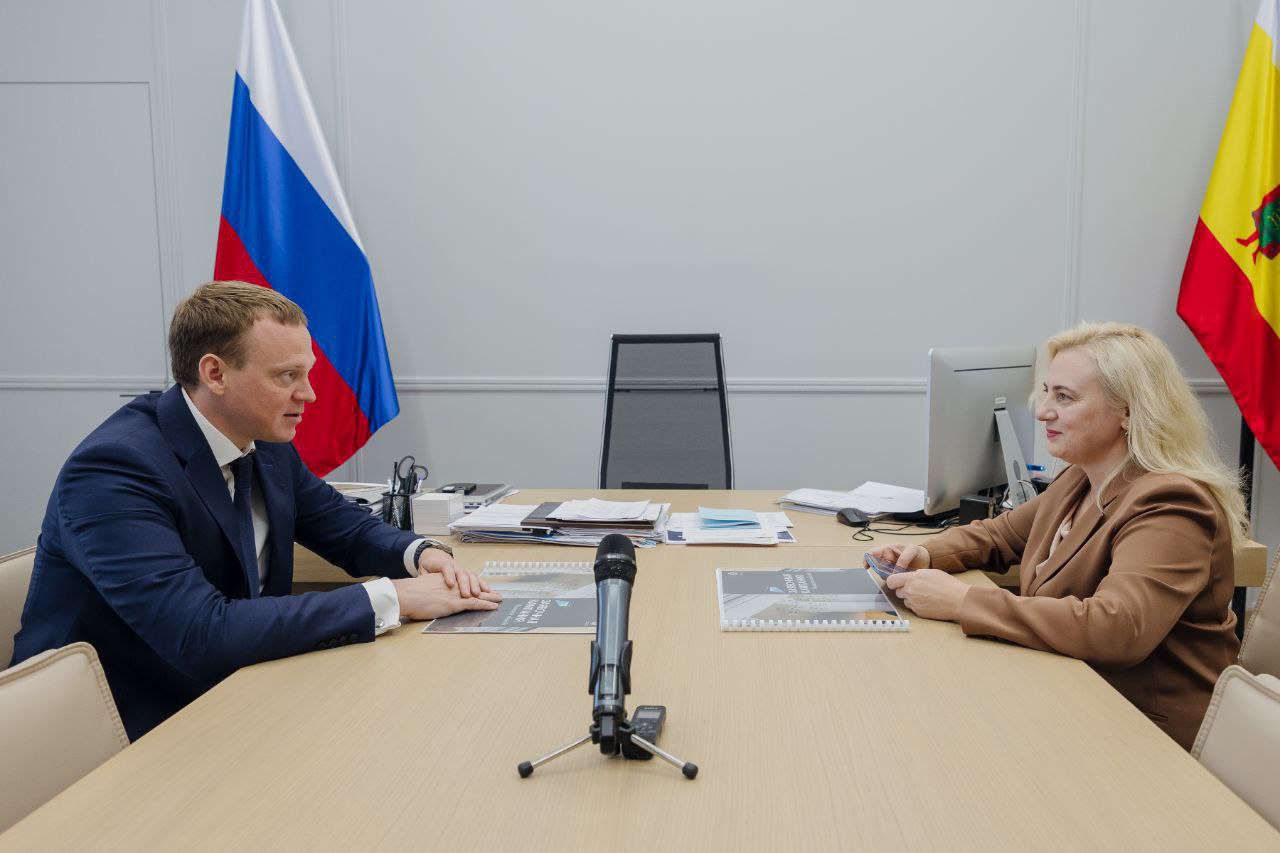 Сегодня Рязанскую область посетила статс-секретарь — заместитель министра культуры России Жанна Владимировна Алексеева. Благодаря нацпроектам и поддержке Министерства культуры России за несколько лет провели в регионе большую работу. Открыли Музейный центр Рязанского историко-архитектурного музея-заповедника, завершили реставрацию ТЮЗа, гимназии №2 и многих других объектов. Строим и обновляем учреждения по всему региону. Ударными темпами идёт реставрация Рязанского Кремля, которую жители ждали многие десятилетия. Обсудили с Жанной Владимировной развитие сферы культуры по новому нацпроекту «Семья». В следующем году продолжим оснащать музыкальный театр и филармонию, а также несколько региональных и муниципальных музеев. Планируем запустить детские центры в библиотеках, музеях или домах культуры. Это современные пространства для творчества и развития детей и подростков. Надеемся, что эти и другие наши заявки будут поддержаны.