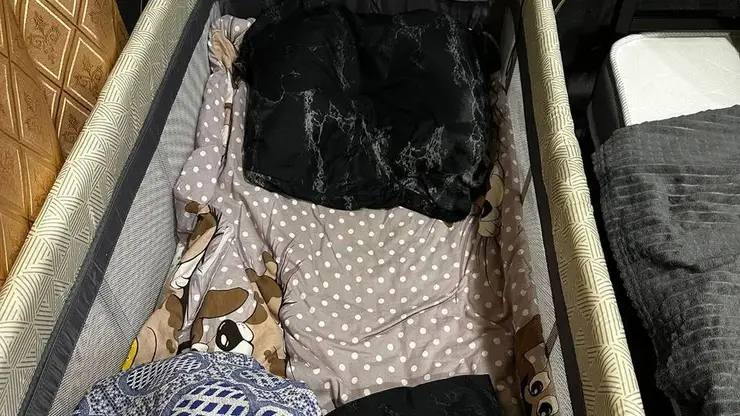 Трагедия в Красной Сопке: дело о смерти младенца Виноградова закрыто    Уголовное дело о гибели младенца в семье Виноградовых в поселке Красная Сопка Красноярского края, где трагически погибли четверо детей от отравления дихлофосом, было прекращено из-за отсутствия состава преступления. Об этом sibnovosti.ru сообщили в ГСУ СК по региону.  Как установило следствие, смерть ребенка не носит насильственный характер и наступила в результате механической асфиксии из-за закрытия дыхательных путей содержимым желудка.   Следователи подчеркнули, что не было обнаружено никаких фактов, указывающих на совершение каких-либо противоправных действий в отношении ребенка.  Фото: ГСУ СК России по Красноярскому краю и Республике Хакасия     предложить новость
