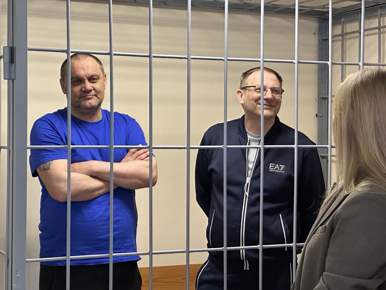 Экс глава депстроя Самары получил 5 лет колонии за взятку в особо крупном размере Бывший руководитель департамента градостроительства Самары Василий Чернов признан виновным в получении взятки в особо крупном размере и приговорен к 5 годам колонии строгого режима Такое решение 22 августа вынес Промышленный районный суд Самары Помимо тюремного заключения Чернову назначен штраф в 12 миллионов рублей и запрет на 4 года занимать должности на госслужбе При этом суд оправдал его по статье о растрате   Следствие установило что Чернов получил взятку в размере 6 миллионов рублей за завышение компенсации за изъятие автомойки В качестве посредника в передаче взятки выступал брат экс чиновника Евгений Чернов начальник участка ООО СММ Строй Евгений Чернов также был осужден за посредничество во взяточничестве и незаконное приобретение и хранение наркотиков Ему назначено наказание в виде 4 лет колонии строгого режима и штрафа в 6 миллионов рублей По версии следствия Василий Чернов также незаконно перечислил 8 миллионов рублей владельцу коммерческого здания в качестве компенсации за изъятие имущества для реконструкции дорожной сети В рамках предварительного расследования имущество братьев Черновых было арестовано