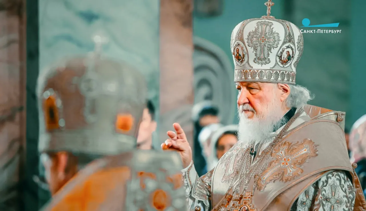 Патриарх Московский и всея Руси Кирилл поздравил верующих с праздником Дорогие братья и сестры сердечно поздравляю всех вас с великим праздником Святой Пасхи Христос Воскресе из мертвых смертью сметь поправ вот такими словами Церковь на протяжении двух тысячелетий свидетельствует миру о всепобеждающей силе Божественной любви В них подлинная радость бытия торжество жизни свет надежды источник веры Христос воскрес значит есть ради чего жить Христос воскрес и мы уже никогда не будем одиноки Христос воскрес и никакие земные невзгоды и тяготы нам не страшны сказал патриарх Кирилл Он напомнил что Господь своим Воскресением победил саму смерть и открыл нам врата Царствия Небесного Пусть огонь веры возженный от живоносного Гроба Спасителя попаляет все сомнения тревоги и страхи добавил патриарх Кирилл Наши новости в Телеграм VК ОK MAX