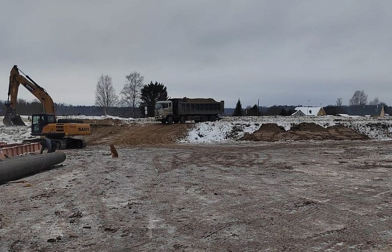 В Верхнетоемском округе начался капитальный ремонт моста через Ергу  Работы на мосту, который расположен на 26-м километре автомобильной дороги Верхняя Тойма – Тимошино, выполняются в рамках национального проекта «Инфраструктура для жизни».  Подрядчик должен привести в нормативное состояние железобетонные опоры, металлические пролетные строения, мостовое полотно и конуса. На сопряжениях с подходами мостостроители укрепят откосы земполотна геоматами, установят новое барьерное ограждение и дорожные знаки. Завершить капремонт дорожники должны к концу ноября 2025 года.  – Мост через Ергу обеспечивает связь с окружным центром 49 населенных пунктов, в том числе доступ их жителей к социальным учреждениям, – рассказал министр транспорта Архангельской области Сергей Роднев. – Также по мосту проходят три муниципальных автобусных маршрута, по которым в год осуществляется перевозка порядка трех тысяч человек.