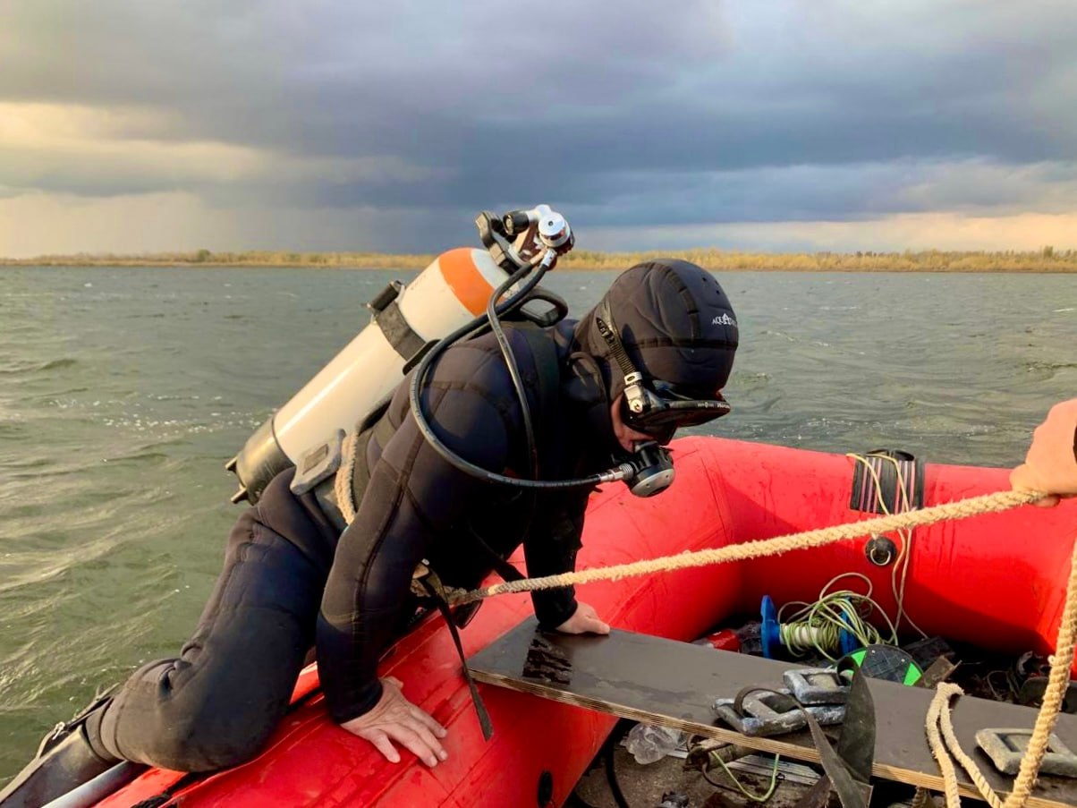 Две трагедии на воде за несколько дней в Волгоградской области Накануне водолазы достали из акватории залива сельского поселения Политотдельское Николаевского района тело рыбака 1980 года рождения Сегодня сотрудники Службы спасения нашли тело неизвестного мужчины в Волге по улице Набережная им 62 Армии в Волгограде Подписаться Перейти на сайт