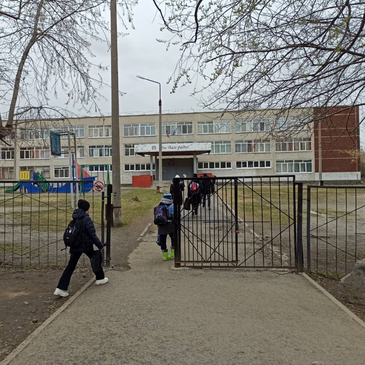 Восемь учеников школы 122 госпитализированы с симптомами отравления В Екатеринбурге ученики школы 122 в районе Старой Сортировки на улице Ангарской обратились в больницу с симптомами острой кишечной инфекции у одного из школьников подтвердили норовирус сообщили в Роспотребнадзоре В школе уже взяли пробы воды и еды для проверки Никакого отравления нет и ситуация штатная У нас побывал Роспотребнадзор взяли пробы Имеет место сезонное заболевание ОРВИ как и везде но это не эпидемия На данный момент из 1550 детей отсутствуют 8 именно из за вирусных инфекций и по семейным обстоятельствам заявили URA RU в учреждении Новости Екб тут SvetEKB