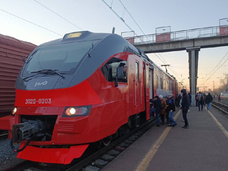 Из Уфы в Челябинск, Магнитогорск и Самару будут ездить новые электрички Как сообщили в администрации главы Башкирии Радия Хабирова, уже в июле 2025 года из столицы республики в Челябинск будет курсировать «Ласточка». В следующем же году власти обещают запустить современные пригородные поезда в Самару и Магнитогорск. Отметим, по словам начальника Куйбышевской железной дороги Вячеслава Дмитриева, в сентябре в Башкирии на маршруте Уфа-Белорецк планируется открыть новую остановку – «Розовые скалы».