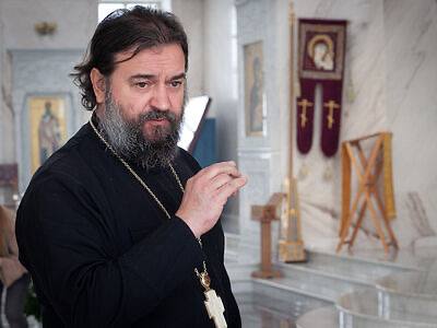 «Женщинам как бы вложили в уши, что они там достойны чего-то большего» Протоиерей Ткачев раскритиковал женщин, которые пытаются строить карьеру и хотят денег. По его мнению, мужчина — это человек, а женщина — его тень. Рассуждая о современных отношениях, протоиерей раскритиковал женщин. По его словам, женщины слишком много требуют, вечно неспокойные и неудовлетворенные, потому что им «вложили в уши, что они достойны чего-то большего». «Главное не ошибиться в выборе супруги. Нужно, чтобы она понимала, за кого она выходит. Вот жены космонавтов, они же понимают, что будет вот так. Они же сознательно идут на эти вещи. Женщина должна понимать, что она как нитка за иголкой идет за мужем, потому что так сотворено. Это — человек, а ты помощница ему», заявил Ткачев.