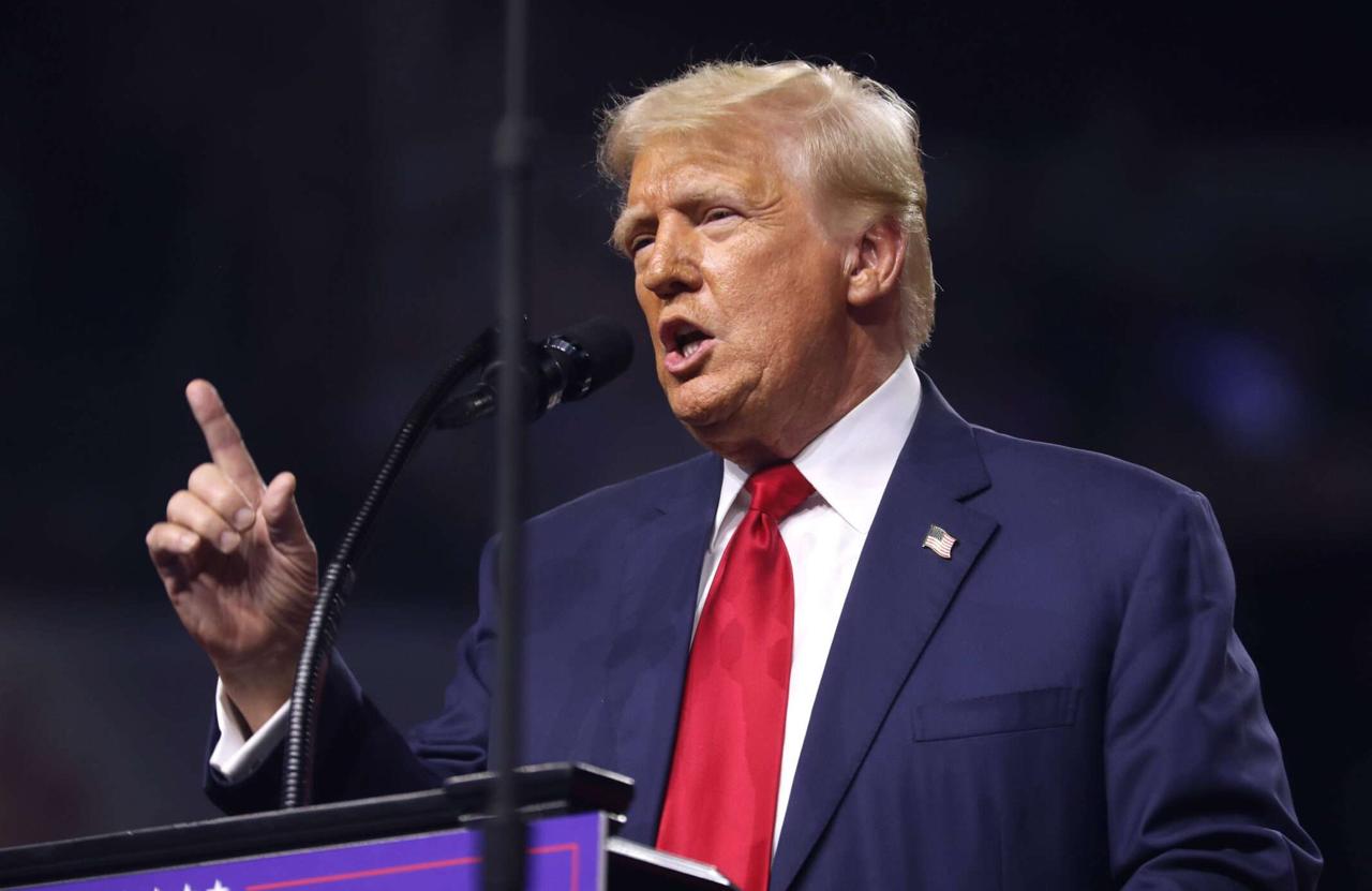 Дональд Трамп заявил что Индия готова прекратить импорт российской нефти Как сообщил глава Белого дома в ходе телефонных переговоров премьер министр Индии Нарендра Моди заверил его в намерении увеличить закупки топлива из США и возможно из Венесуэлы Кроме того Трамп сообщил о достижении договорённости о снижении американских пошлин на индийские товары с 25 до 18 Россия США Индия Подписаться на Pravda ru