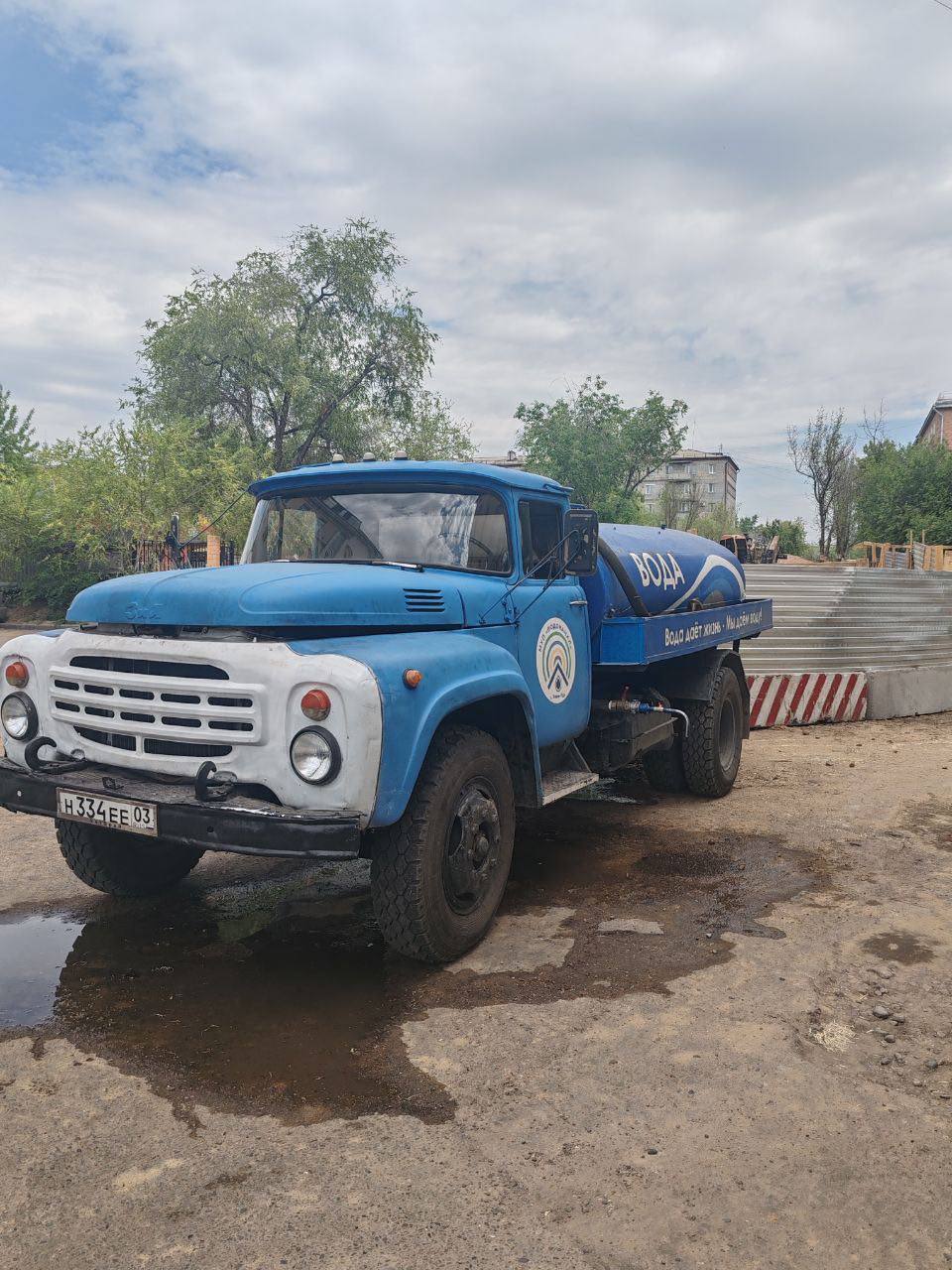 Идут работы по восстановлению водоснабжения МУП «Водоканал» в усиленном режиме восстанавливает гидравлический режим по ул. Фрунзе, идёт прокладка временного водопровода с восстановлением закольцовки водопроводной сети. Здесь вчера, 26 мая, подрядная организация в ходе земляных работ повредила водопроводную трубу. Подвоз воды организован по пр. Победы, 10. Актуальное местоположение цистерны можно отследить на официальном сайте МУП «Водоканал» по ссылке. По любым вопросам вы можете обращаться в диспетчерскую службу: 44-00-00, 44-10-33.