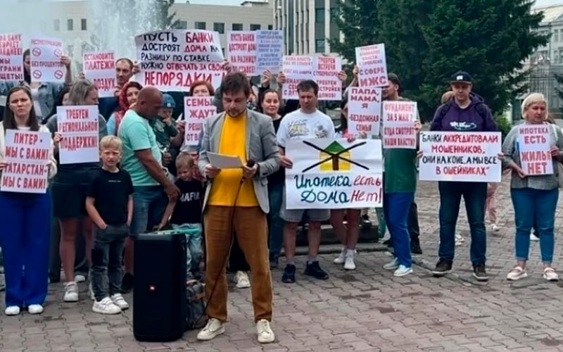 Обманутые дольщики вышли на митинг в Новосибирске  Согласованный митинг обманутых дольщиков прошёл в центре Новосибирска, в сквере у театра «Глобус». На акцию пришли инвесторы объектов компаний «Мегаком», «Малоэтажная Сибирь» и «Биш-Хауз».  В митинге приняли участие несколько десятков человек, передает Atas.info. Люди пытаются добиться внимания губернатора Андрея Травникова  «Единая Россия» .  «Мы хотим добиться от местных властей, в первую очередь, от губернатора, внимания к нашим проблемам, — цитирует издание одну из участниц акции Юлию Степанову. — Я была и в приёмной [президента РФ Владимира] Путина в Москве, и в приёмной [главы СК РФ Александра] Бастрыкина — везде говорят, что эти проблемы необходимо решать на местном уровне. Но пока полный тупик. Банки тоже не хотят идти нам навстречу, и хотя бы предоставить кредитные каникулы до тех пор, пока ситуация как-то не решится».  Количество пострадавших от «Мегадома» и «Биш-Хауза» оценивается свыше 230 семей. Число обманутых дольщиков «Малоэтажной Сибири» исчисляется тысячами, утверждают СМИ. Были возбуждены уголовные дела о мошенничестве.  Подписаться  Прислать новость  Помочь бустами