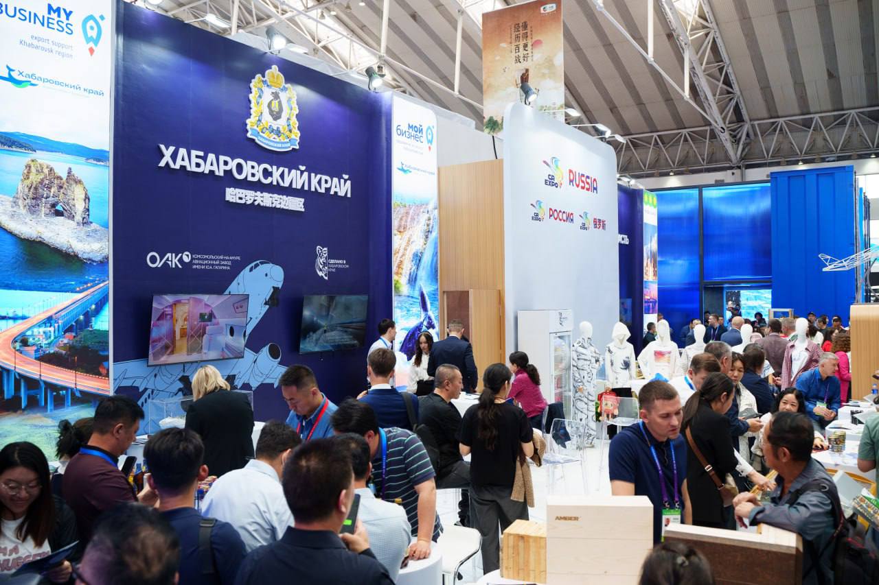Опубликованы деловая программа и спикеры Российско-Китайского форума в Хабаровске. Заявлено более 20 тематических сессий. Одной из основных тем станет освоение территории острова Большой Уссурийский, которое открывает большие перспективы для Хабаровского края и в дальнейшем может закрепить за регионом статус российских ворот в КНР. «Китайская Народная Республика является стратегическим партнером России. Китайские предприниматели сегодня — одни из наиболее активных зарубежных инвесторов, реализующих инвестиционные проекты в дальневосточных регионах. Сейчас таких проектов на территориях опережающего развития и в свободном порту Владивосток 59 с общим объемом инвестиций более 1 трлн рублей. Наши страны связали два трансграничных моста через реку Амур», — отметил полномочный представитель президента России в Юрий Трутнев. Ожидается, что мероприятие соберет более тысячи участников. «Предстоящий форум в Хабаровске имеет стратегическое значение. Он органично встраивается в многоуровневую систему коммуникации и способствует укреплению всеобъемлющего партнерства между Москвой и Пекином. Темами обсуждения станут перспективы реализации совместных проектов, особенности китайского рынка и шаги, необходимые для устранения барьеров в отношениях бизнес-сообществ», — подчеркнул советник президента России Антон Кобяков. Ключевым событием станет пленарная сессия «Россия и Китай: объединяя усилия во имя общего процветания». Также внимание уделят: перспективам запуска круглогодичного автомобильного грузопассажирского пункта пропуска; формированию международного транспортного коридора, который соединит российские и китайские автомагистрали; возобновлению грузового судоходства по реке Амур и т.д. В рамках деловой программы запланировано проведение совещания Секретариатов Межправительственной Российско-Китайской комиссии по инвестиционному сотрудничеству, питч-сессии инвестиционных проектов и бизнес-диалога «Россия-Китай». Подробнее