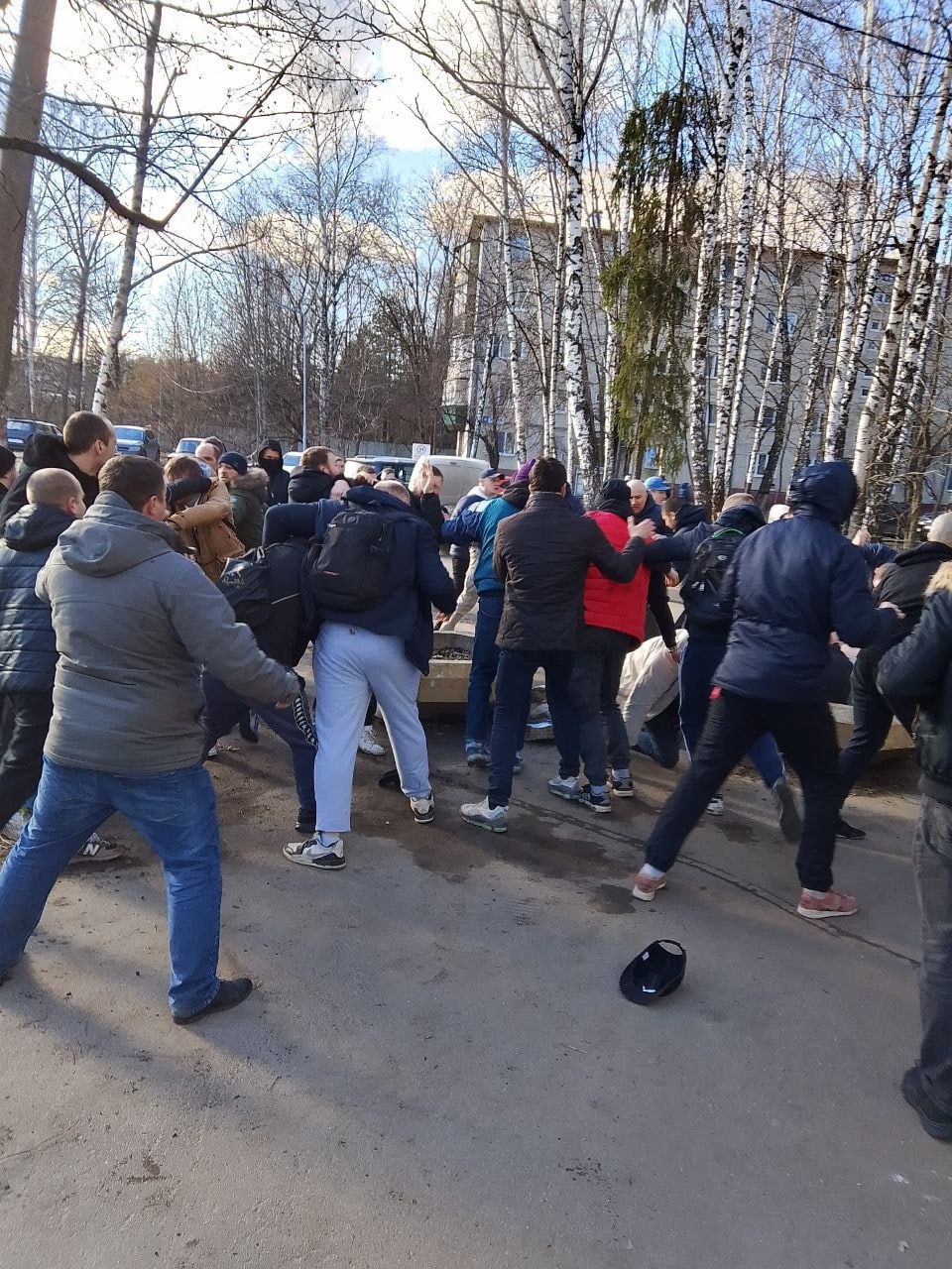 Подмосковные кулачные бои: футбольные фанаты подрались в Химках.  В соцсетях распространяются кадры с массовой потасовкой. Отмечается, что участники драки "обменялись комплиментами" перед началом футбольного матча второй лиги "Динамо-2" — "Калуга".  Видео заинтересовало не только пользователей Сети, но и правоохранительные органы. Установлены семеро возможных участников потасовки, на троих из них составлены административные протоколы, сообщили в полиции Московской области.   Выясняются все обстоятельства произошедшего.   : Telegram/Химки       Отправить новость