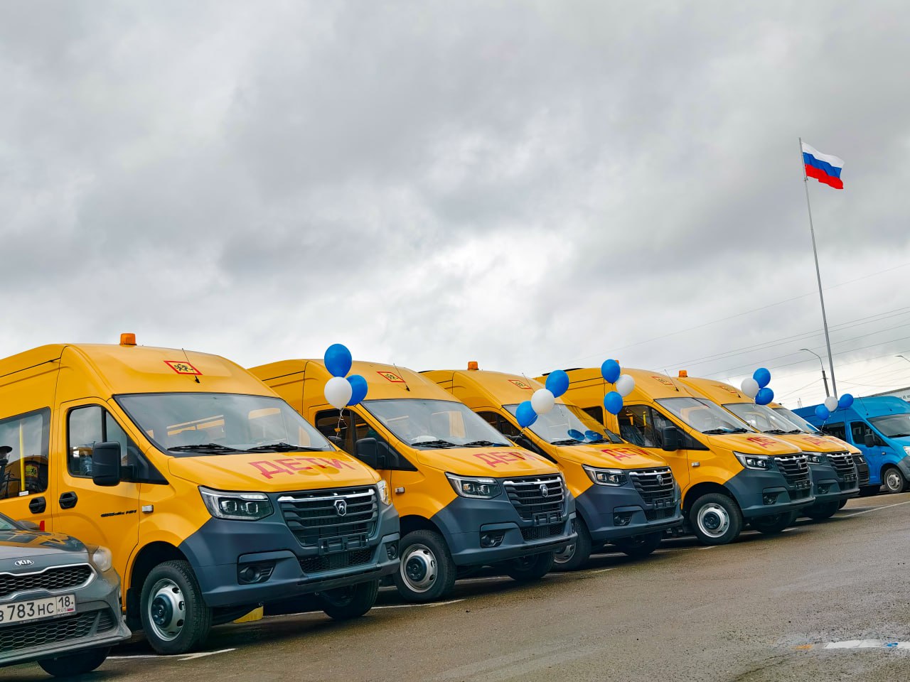 24 новых школьных автобуса поступило в Удмуртию Техника закуплена за счет средств федерального бюджета Все автобусы российского производства трех разных моделей 17 ПАЗ 6 НАЗ и 1 УАЗ Они соответствуют требованиям ГОСТа и оснащены тахографами для контроля активности водителей навигационным оборудованием ГЛОНАСС для мониторинга движения в реальном времени системами экстренного оповещения ЭРА ГЛОНАСС и проблесковыми маячками Большинство новых автобусов предназначено для замены старого транспорта Новые автобусы распределили между районами и городами республики  6 автобусов получил Завьяловский район  3 автобуса Балезинский район  по 2 Алнашский и Шарканский районы  по 2 автобуса Можга  по 1 Глазов Ижевск Каракулинский Кезский Вавожский Игринский Сарапульский Увинский и Якшур Бодьинский районы Всего в Удмуртии действует более 700 школьных маршрутов по которым ежедневно перевозятся свыше 15 тысяч детей Фото udmurt ru Подписывайся на Ижевский бизON Удмуртия