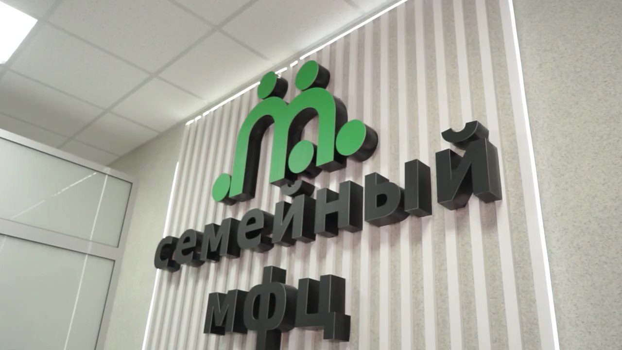 Молодые родители на Алтае не спешат оформлять компенсации за съёмное жильё Как сообщили в Минсоцзащите пока этой мерой поддержки воспользовалось всего 40 семей В числе причин в частности нежелание собственников официально оформлять документы на сдачу недвижимости Новая мера поддержки молодых семей проживающих в съёмных квартирах заработала в крае с 1 января При рождении ребёнка им ежемесячно компенсируют часть арендной платы Размер выплат от 7 до 14 тыс руб в месяц Компенсация выплачивается родителям не старше 35 лет до трёхлетия ребёнка За оформлением выплаты нужно обращаться в многофункциональные центры по месту жительства
