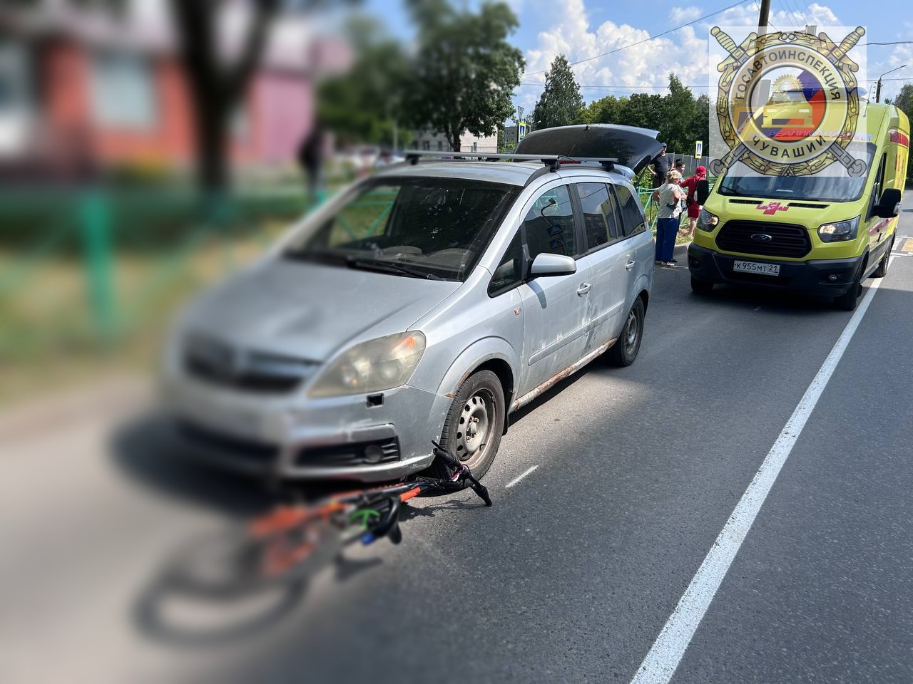 В Новочебоксарске водитель Opel сбил 12-летнего велосипедиста на пешеходном переходе. Инцидент произошел днем 9 июня. Около 12.53 возле дома № 19 по ул. Солнечной 41-летний водитель наехал на мальчика, который пересекал проезжую часть по пешеходному переходу, не слезая с велосипеда. В результате ДТП школьник получил перелом правой ноги. Его экстренно доставили в Детскую республиканскую клиническую больницу в Чебоксарах. Обстоятельства происшествия устанавливаются, сообщили в Госавтоинспекции Чувашии.