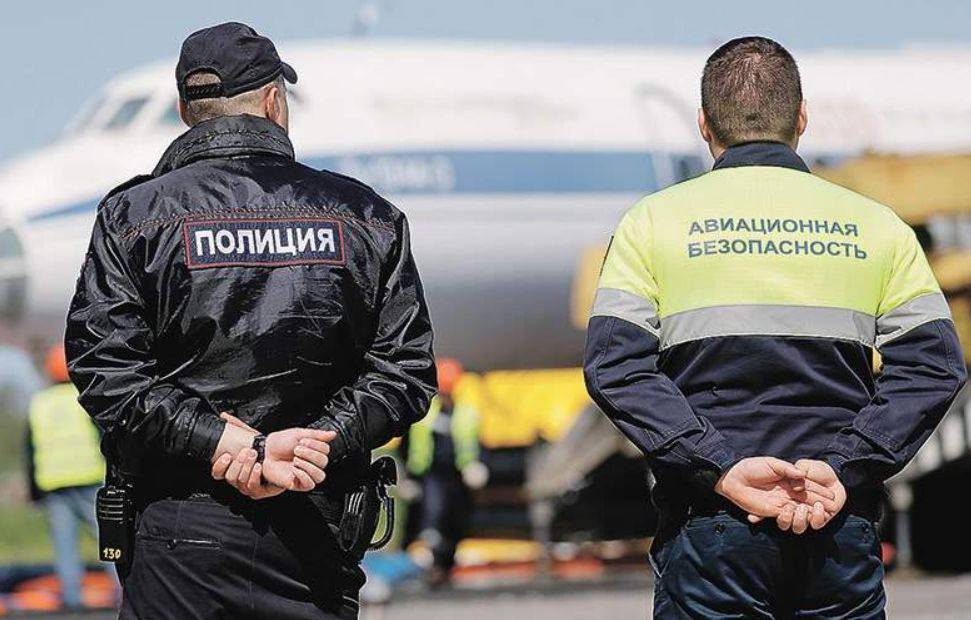 Аэрофлот предлагает серьезно ужесточить наказание для авиадебоширов Конкретные шаги назвал глава авиакомпании Сергей Александровский Нововведений предлагается несколько Основное тотальные черные списки для нарушителей Если пассажир устроил дебош на борту одной авиакомпании то все остальные перевозчики впоследствии должны отказывать ему в продаже билетов Еще одно увеличение срока действия такого ограничения с одного года как сейчас до трех лет Все предложения уже получили положительные отзывы от профильных ведомств Как Вам такая инициатива я за я против Оформить визу