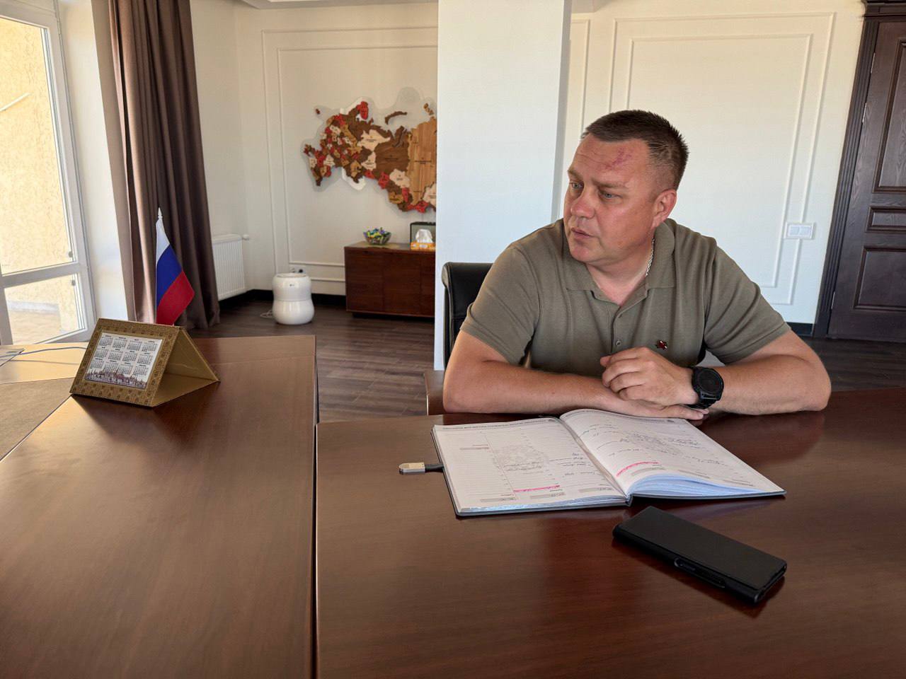 Проблемы с водой, новые федеральные законы и поддержку многодетных семей обсудили с сенатором Игорем Кастюкевичем    В центре внимания — трудности с водоснабжением в некоторых населённых пунктах. Особенно в прифронтовой зоне. После подрыва плотины Каховской ГЭС киевскими боевиками Северо-Крымский канал обмелел, и в ряде районов возникают перебои. Игорь Юрьевич активно помогает нам в этом деле: его команда завезла уже 50 ёмкостей с водой для пострадавших округов.     Поговорили о новых законах для исторических регионов. Законодатели уделяют нам особое внимание — и это правильно. У нас много особенностей, которые требуют гибких решений и отдельного подхода.    Отдельная тема — многодетные семьи. Это основа всего. Мы продолжаем поддерживать такие семьи и делаем всё, чтобы их становилось больше.   Работаем бок о бок ради блага России и Херсонщины.