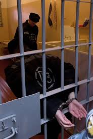 Пожизненный рекорд Статистика меняется вместе с Уголовным кодексом В 2025 году российские суды поставили своеобразный рекорд вынеся рекордное число приговоров к пожизненному лишению свободы По данным ТАСС с января по ноябрь на пожизненный срок отправились сразу 100 человек что стало абсолютным максимумом за последние два десятилетия Цифра впечатляет особенно на фоне прошлых лет в 2005 м и 2012 м фиксировались предыдущие пики по 84 приговора а в 2023 2024 годах их было менее 80 Возникает резонный вопрос откуда же такое внезапное изобилие террористов и изменников Родины Неужто все они дружно всплыли за один год Официальная причина роста впрочем звучит прозаичнее законодательство расширилось Пожизненное заключение теперь могут получить не только за убийства но и за государственную измену организацию теракта и вовлечение в него несовершеннолетних Выходит не ФСБ внезапно заработало в сто раз эффективнее а просто судам добавили новых инструментов Хотя конечно совпадение рекордной статистики с появлением новых статей любопытное Примечательно что суровейшая из мер по прежнему имеет свои ограничения она не касается женщин несовершеннолетних и мужчин старше 65 лет Видимо даже в вопросе пожизненных сроков есть свои льготные категории Честно и точка Мы ГОВОРИМ другие МОЛЧАТ