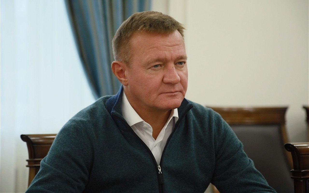 Путин уволил министра транспорта Старовойта. Чиновник возглавлял Минтранс с мая 2024 года. На его руководство ведомством пришелся разлив мазута в Керченском проливе. До того как стать министром транспорта, Роман Старовойт был губернатором Курской области с 2018-го . Перед этим непродолжительное время занимал пост замминистра транспорта РФ. В 2012-2018 годах руководил Росавтодором. Старовойту 53 года.