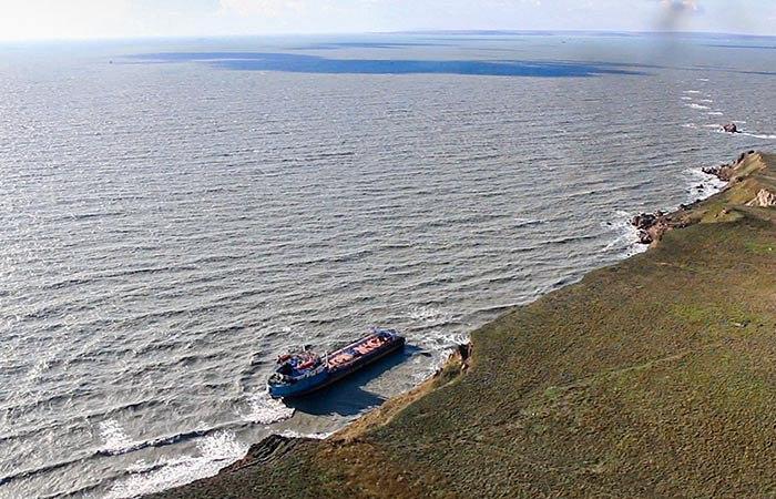 Новороссийская транспортная прокуратура и "Морспасслужба" подали в суд на владельца танкера "Волгонефть 212"  Прокуратура подала в Арбитражный суд Краснодарского края два заявления о привлечении ООО "Кама Шиппинг"  владелец танкера "Волгонефть 212"  к административной ответственности.  "Морспасслужба" предъявила к "Кама Шиппинг" и ООО "Каматрансойл"  связана с "Кама Шиппинг" через совладельцев  исковое заявление. В качестве третьего лица заявлено ЗАО "Волгатранснефть"  владелец танкера "Волгонефть 239" .   "Интерфакс" обратился за комментариями к участникам судебных дел. В "Кама Шиппинг" и "Каматрансойл" агентству не уточнили подробности этих дел, сославшись на запрет из-за следственных мероприятий.  В ФГБУ "Морспасслужба" также не прокомментировали суть исковых претензий.  "Интерфакс" направил запросы в Южную транспортную прокуратуру и Арбитражный суд региона.  Фото: Пресс-служба Минприроды России/ТАСС