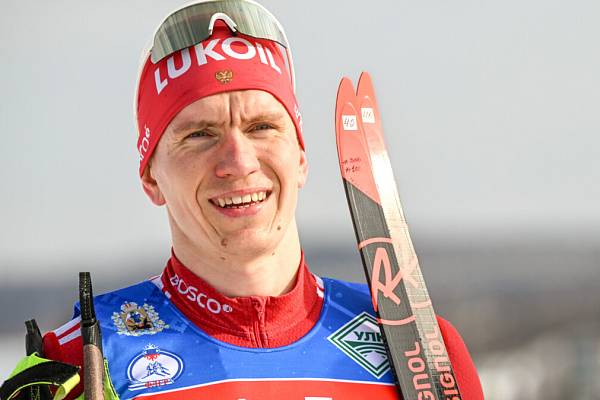 Вы удивитесь: Вяльбе озвучила зарплату трёхкратного олимпийского чемпиона Большунова В Госдуме прошёл круглый стол по теме «О текущем состоянии импортозамещения в сфере физической культуры и спорта в РФ: проблемы и перспективы». Президент Федерации лыжных гонок России Елена Вяльбе в ходе заседания в ГД назвала зарплату трёхкратного олимпийского чемпиона Александра Большунова: его ставка в Центре спортивной подготовки сборных команд России составляет порядка 140 тысяч рублей в месяц. Именно поэтому, по словам Вяльбе, Большунов не будет отказываться от спонсорских контрактов для бесплатного продвижения российского производителя лыжной экипировки. «Я работала и буду работать с компаниями, которые будут платить федерации, моим спортсменам, чтобы они могли заработать копейку», — сказала президент ФЛГР на заседании круглого стола в Госдуме. Напомним, что с 2019-го по 2024-й на всероссийских соревнованиях по лыжным гонкам Александр Большунов представлял Архангельскую область. Фото: «Лыжный спорт»