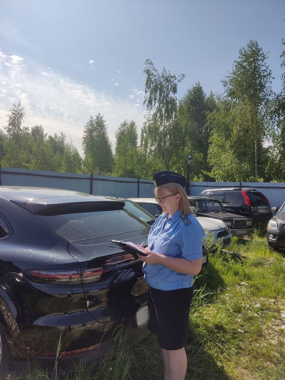 Porsche Cayenne отправился на СВО. Его владельца поймали пьяным за рулем. Городецкие приставы конфисковали машину местного жителя за пьяную езду. Когда встал вопрос, что с ней делать, сотрудники предложили передать авто Минобороны. «Представители военного ведомства посчитали, что спортивный кроссовер послужит достижению целей специальной военной операции» — заключили в ГУФССП. Подпишись Предложи новость