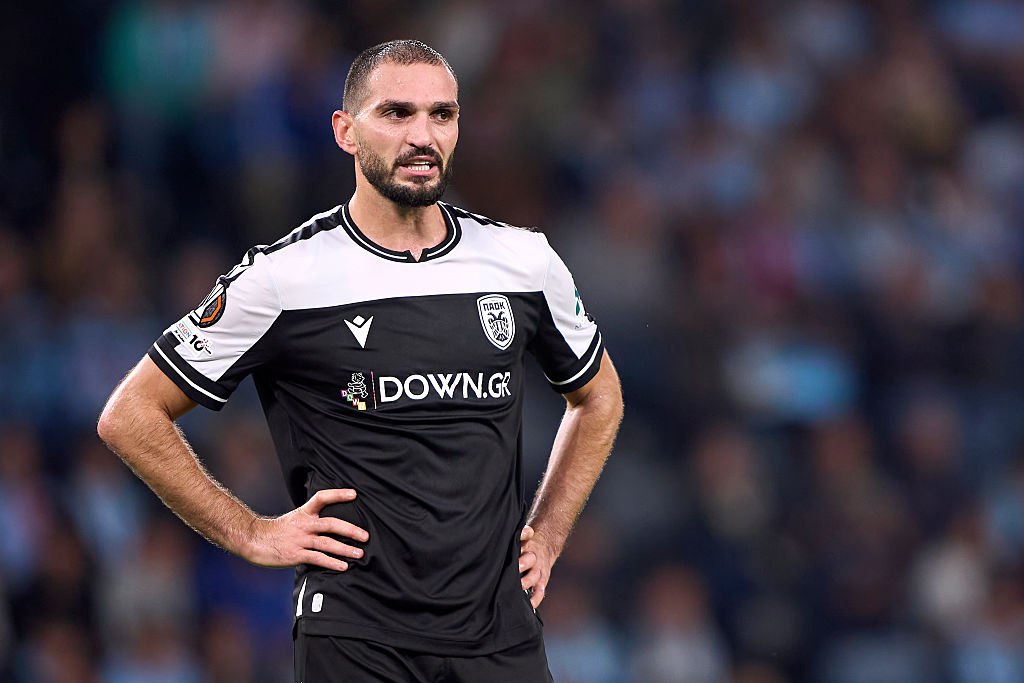 Российского футболиста Оздоева признали игроком месяца в чемпионате Греции Российский полузащитник ПАОКа Магомед Оздоев выиграл голосование по выбору лучшего игрока чемпионата Греции в ноябре сообщила пресс служба турнира Оздоев получил 34 48 голосов В ноябре россиянин провел четыре матча в суперлиге в двух встречах оформив по дублю Оздоев перешел в ПАОК в августе 2023 года Он является четырехкратным чемпионом России с Зенитом Getty Images Подписаться на РБК Спорт