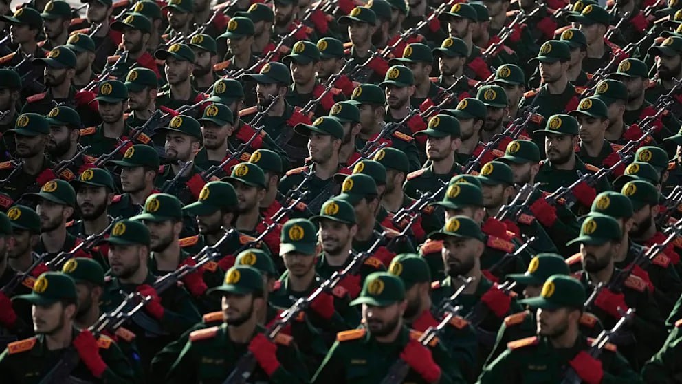 В Брюсселе приняли новый пакет санкций против Ирана Сегодня министры иностранных дел стран Европейского союза приняли решение о введении новых санкций против Ирана Меры стали реакцией на жестокое подавление последних протестов а также на продолжающуюся поддержку Ираном российского вторжения в Украину По информации агентства DPA санкции затронут в общей сложности около 30 физических и юридических лиц Их имена в ближайшее время должны быть опубликованы в Официальном журнале ЕС По оценкам правозащитных организаций в ходе недавних масштабных протестов в Иране были убиты тысячи людей Несколько министров иностранных дел стран ЕС заявили что число жертв возможно достигает 30 000 человек Кроме того сообщается о десятках тысяч задержанных Власти Ирана ещё несколько недель назад ввели масштабные ограничения на телефонную связь и доступ в интернет по всей стране Новые санкции против Ирана предусматривают замораживание всех активов затронутых лиц и организаций находящихся на территории ЕС Кроме того гражданам ЕС и европейским компаниям будет запрещено предоставлять им финансовые средства В отношении указанных лиц также предусмотрены запреты на въезд в Европейский союз Новый пакет санкций был принят без обсуждений Ожидается что в течение дня также может быть объявлено о признании Корпуса стражей исламской революции террористической организацией BILD Russian