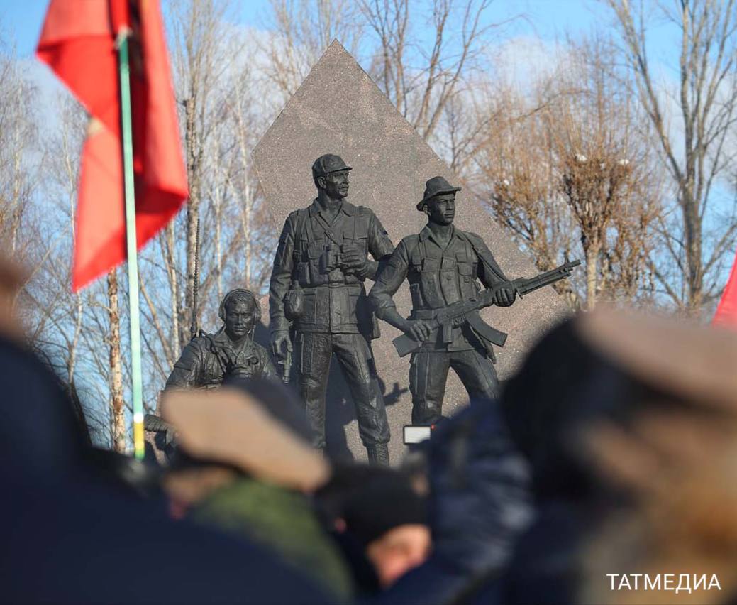 Раис Татарстана: В Год защитника Отечества День памяти воинов-интернационалистов приобретает особую значимость  15 февраля в России отмечается День памяти о россиянах, исполнявших служебный долг за пределами Отечества. Дата приурочена к выводу советских войск из Афганистана.  «В этот день мы чествуем воинов-афганцев и других ветеранов боевых действий, кто прошел горячие точки, мужественно исполнив свой долг», - сказал Рустам Минниханов.    Он отметил, что многие из числа афганцев и сегодня принимают участие в СВО, участвуют в гуманитарных миссиях, в деятельности ветеранских организаций, а также проводят патриотическую работу с молодежью. Рустам Минниханов поручил главам городов и районов на высоком уровне провести торжественные мероприятия.