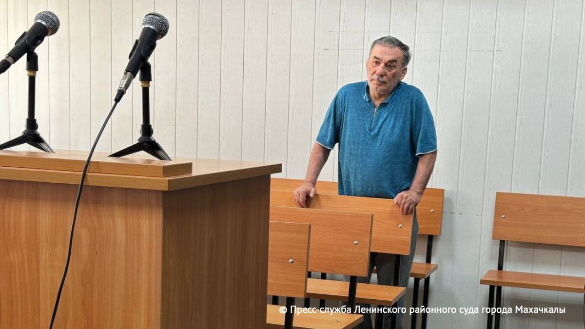 Дело Магомеда Омарова – экс-чиновника и отца участников нападений на святыни в Махачкале и Дербенте – рассмотрит Сергокалинский районный суд Там же будут судить ещё троих фигурантов дела. Их и бывшего главу Сергокалинского района обвиняют в мошенничестве, злоупотреблении должностными полномочиями и подделке документов, сообщили в прокуратуре Дагестана. По версии следствия, в 2016-2022 годах Магомед Омаров, а также главный редактор местной газеты и ещё один человек, личность которого не раскрывается, украли из бюджета более 696 тысяч рублей. Это была зарплата двух водителей редакции, которые, как выяснилось позже, существовали только на бумаге. Помимо этого, глава района поручил председателю сельхозкооператива выделить своему сыну земельный участок под сельское хозяйство. Омаров-младший, по рекомендательному письму отца в минсельхоз Дагестана, получил грант на сумму более 2,9 млн рублей. Начинающий фермер купил 50 голов крупного рогатого скота вместо 95, указанных в отчётных документах, а позже продал и тех. Так, Омаровы снова похитили государственные деньги, считают правоохранители. «ВКонтакте» и в «Одноклассниках», чтобы быть в курсе самых интересных новостей Кавказа. -канал АиФ – Северный Кавказ