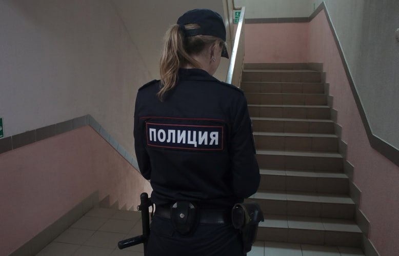 В Петербурге после массовой драки задержаны 35 человек В ночь на 22 августа на Большом проспекте в Василеостровском районе произошла массовая драка на лестничной клетке дома 50 Начавшись как конфликт два на два она переросла в побоище с участием соседей по коммуналке После сообщения о 10 15 дерущихся на место прибыли четыре наряда полиции Задержаны 35 человек двое россиян восемь граждан Таджикистана 19 граждан Узбекистана личности остальных уточняются Решается вопрос о возбуждении уголовного дела Подпишись на СЗФОшную