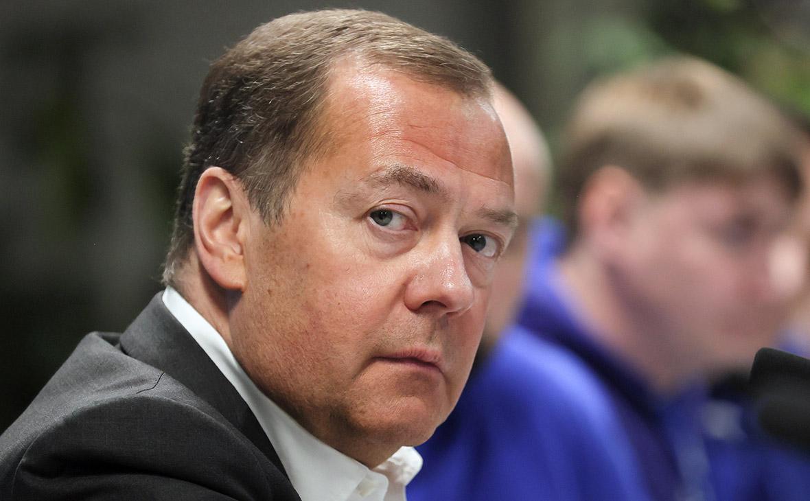 #прекрасное Дмитрий Медведев объяснил, почему Зеленский так рьяно стремится лично поучаствовать в переговорах с Путиным и Трампом. Самая очевидная причина, по словам зампреда Совбеза РФ, - «мощная легитимация» экс-президента Украины за счёт авторитета президентов США и России. Кроме того, Зеленский пытается таким образом отсрочить выборы на Украине, успокоить националистические элиты, получить право на продолжение воровства военного бюджета, а также «закрепить фактом встречи мысль о том, что даже ничтожная тля вправе подписывать бумаги по итогам военных событий». В отношении последнего вывода зелёное членистоногое ошибается. Йодль и Кейтель хоть и участвовали в подписании капитуляции от имени гитлеровской Германии, тем не менее были повешены по приговору Нюрнбергского трибунала. История – безжалостный дезинсектор, - напомнил Дмитрий Анатольевич.