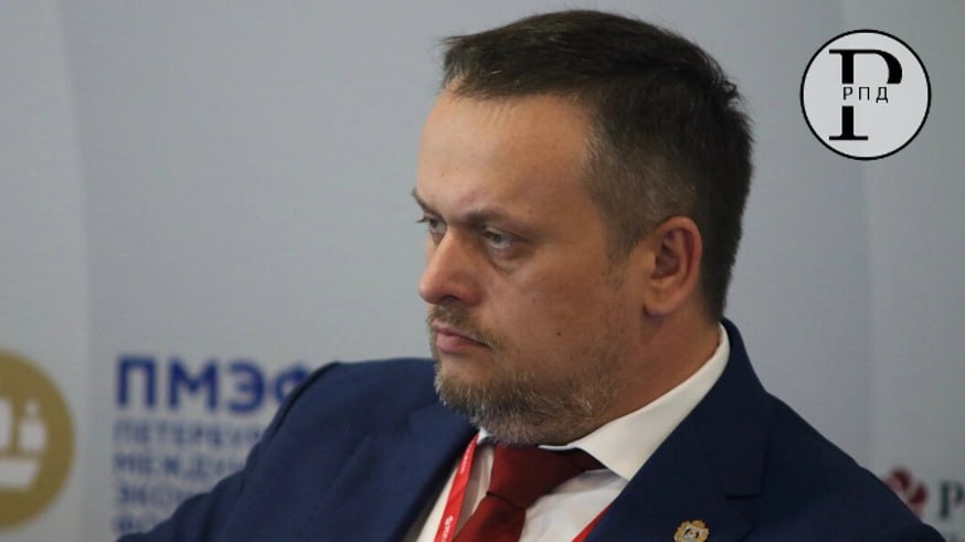 Закон о беспилотном движении на дорогах России может вступить в силу в III квартале 2027 года Об этом сообщил замминистра транспорта России Андрей Никитин в преддверии начала Петербургского международного экономического форума. В свете создания в армии России нового рода войск - беспилотных систем, велика вероятность массового внедрения данной технологии и в гражданской сфере.