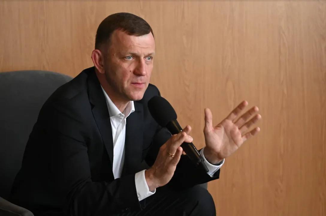 В среду, 21 мая, глава администрации Краснодара Евгений Наумов во время встречи с представителями прессы прокомментировал ситуацию с бывшим заместителем Всеволодом Нетребой, которого задержали в конце апреля по подозрению в мошенничестве. На вопрос корреспондента Ирины Борс о том, что градоначальник думает о происходящем, господин Наумов ответил: «Всеволод уволен по собственному желанию. Оговорили его или нет... Мы это уже увидим в рамках следствия. Работали следователи в администрации, скрывать этого не будем. Я бы, конечно, хотел, чтобы этого больше не повторилось в стенах администрации». Фото: пресс-служба администрации Краснодара Подписывайтесь на «Ъ-Кубань-Черноморье»