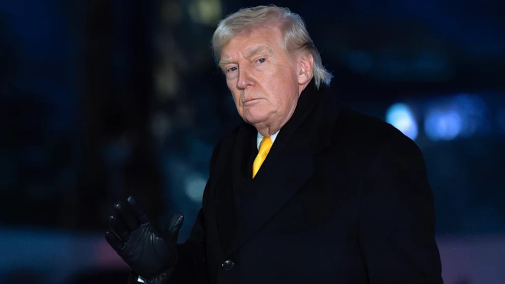 Рейтинг показывает что США при Трампе опустились на исторический минимум по уровню коррупции В новом рейтинге восприятия коррупции составленном организацией Transparency International Соединённые Штаты опустились до исторически низкого уровня В первый год второго президентского срока Трампа страна занимает лишь 29 е место Настолько низко США не располагались за всё время проведения исследования Антикоррупционная организация при этом не сдерживает критику по её данным государственные органы в США пытаются ограничивать деятельность независимых акторов например журналистов и неправительственных организаций Решения прокуратуры как утверждается подвергаются политическому влиянию а независимость судебной системы подрывается В отчёте это названо опасным сигналом того что коррупционные практики становятся допустимыми Кроме того организация раскритиковала тот факт что Трамп фактически приостановил действие закона запрещающего физическим и юридическим лицам в США подкупать иностранных государственных чиновников деньгами или подарками Индекс оценивает состояние политики и государственного управления в 182 странах Он публикуется с 2012 года и объединяет 13 показателей от 12 независимых институтов Основой служат опросы экспертов и представителей руководящего звена Шкала варьируется от 0 баллов очень высокий уровень воспринимаемой коррупции до 100 баллов отсутствие воспринимаемой коррупции Лидером CPI 2025 стала Дания с 89 баллами за ней следуют Финляндия и Сингапур Германия занимает 10 е место В конце рейтинга находятся Южный Судан и Сомали получившие по 9 баллов BILD Russian