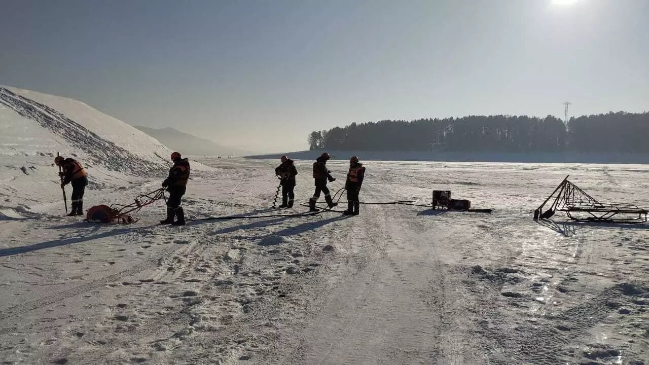 Спасатели запретили выезжать на лед Красноярского водохранилища и прорыли траншею.  В мэрии Дивногорска сообщили, что несмотря на конец февраля, лед до сих пор не встал — толщина не достигла нормативных показателей, чтобы открыть официальный автозимник.  В администрации отметили, что на водохранилище нет безопасных мест для передвижения на автомобиле. «Даже пешие прогулки по льду требуют особой осторожности, особенно в районе правого берега и у скал залива Бирюса».