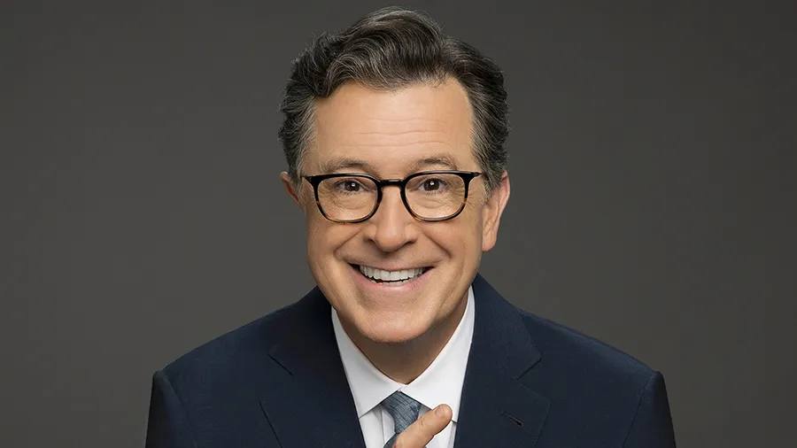Телекомпания CBS объявила о закрытии Late Show, со Стивеном Колбером.   Официально компания объяснила это "исключительно финансовыми соображениями на фоне сложной ситуации в сегменте вечерних шоу". Но в реальности это связано с масштабными сдвигами в американской поп-культуре. Шоу Кольбера, наряду с программами Фэллона и Киммела - цитадель леволиберального юмора в США. А леволиберальный юмор - это оксюморон. Он по умолчанию не смешной.   Трансформация развлекательных шоу в инструменты пропаганды Демократов произошла в 2016 году. Тогда, после победы Трампа на выборах все подобные Шоу стали очень политизированными с четкими акцентами на борьбу с консервативным крылом. И вот вторая победа Дональда на выборах может положить этому конец.   Политкорректность сдает позиции, а большинство американцев устали от всей этой чепухи и хотят просто поржать вечером под пивко, а не слушать хвалебные оды Зохрану Мамдани. Плюс медимагнаты начали искать дорожки в Белый Дом. Все это может очень быстро изменить медиарынок США.