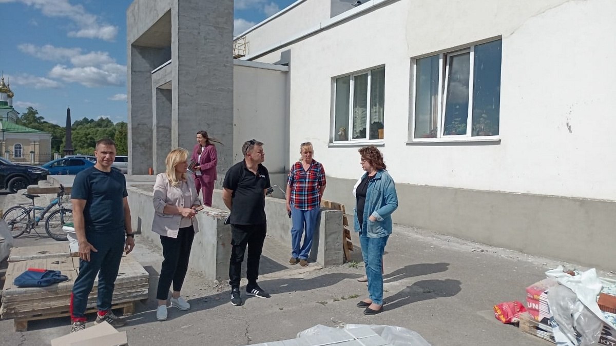 В сасовском селе Огарёво-Почково обновляют Дом культуры. Ремонт выполняет ООО «Тандем». Об этом на своей странице в соцсети 4 июня сообщила глава Сасовского округа Евгения Рубцова: «Отремонтировать ДК позволило участие в федеральном проекте «Культура малой родины». Проект предусматривает ремонт кровли, фасада здания и входной группы, а также проведение косметического ремонта помещений». Глава отметила, что также в этом году по данному проекту отремонтируют Дом культуры в селе Любовниково. Фото со страницы «ВКонтакте» Евгении Рубцовой