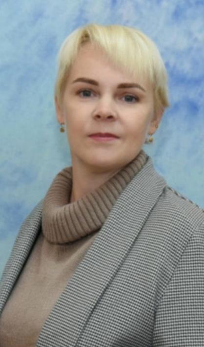 Саратовскую учительницу уволили и обвинили в «пропаганде нацистской символики» за постановку спектакля по повести Валентина Катаева «Сын полка» Об этом сообщает местное издание «Взгляд-инфо» со ссылкой на мужа учителя Веры Башковой Владимира. По его словам, преподаватель поставила спектакль вместе с учениками третьего и восьмых классов накануне 9 Мая. В одной из сцен фашистская переводчица допрашивает главного героя — сироту Ваню Солнцева. Заместитель руководителя департамента Гагаринского района по социальной сфере Лариса Сорокина увидела фотографию, на которой видно руку участницы спектакля со свастикой на рукаве. После этого Башкову вызвали в департамент, где, по словам ее мужа, Сорокина «в грубой форме ее отчитала», потребовала снять с груди георгиевскую ленту, а затем настояла на увольнении. «Повесть „Сын полка“ — классика советской литературы, дважды экранизированная, а ее автор получил Сталинскую премию. Обвинять педагога в пропаганде нацизма из-за инсценировки — абсурд», — уверен муж уволенной учительницы. Башков также указывает, что действия чиновницы противоречат федеральному закону, который разрешает изображение нацистской символики в случаях, когда оно формирует негативное отношение к фашизму. Департамент Гагаринского района, как и мэрия Саратова, ситуацию пока не комментировали, передает «Взгляд-инфо» : МАОУ «СОШ п.Тепличный»