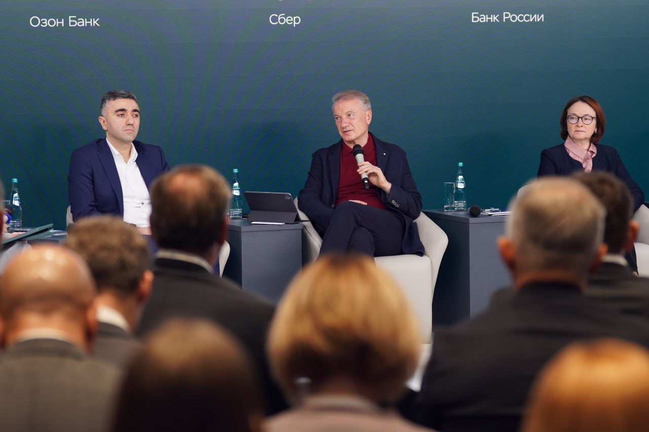 Маркетплейсы недоплатили налогов на сумму порядка 1 5 трлн рублей в 2025 году сообщил глава Сбербанка Герман Греф на форуме ЦБ Фокус на клиента Те скидки которые они дают это за наш с вами счет Мне неприятно когда маркетплейсы забирают неправомерно долю на рынке у физических сетей за счет нерыночных условий конкуренции созданных со стороны государства заявил Греф jkinvest news jkinvest