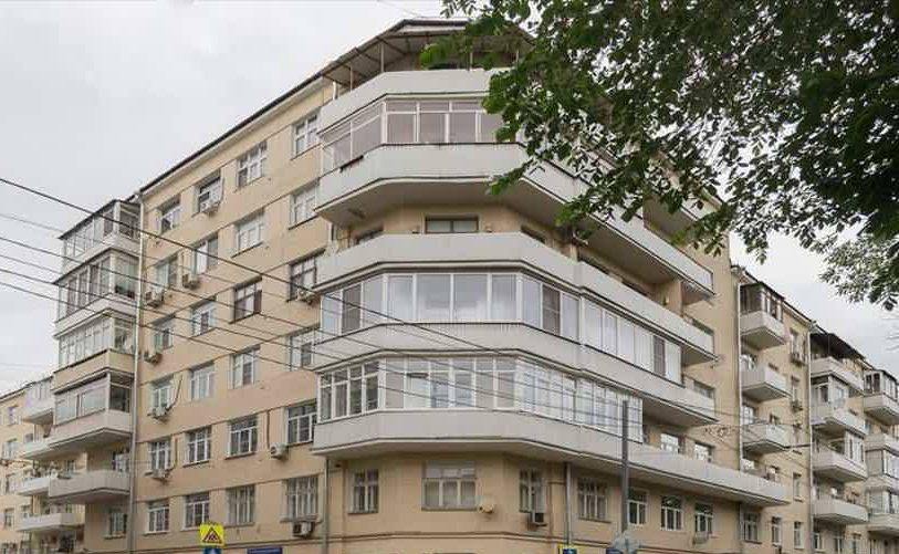 Женщина вызвала полицию в квартиру, где выращивала коноплю Хозяйка живёт в самом центре столицы на Покровском бульваре. Она позвонила в отдел и сообщила, что у неё пропали вещи и она хочет написать заявление. Приехала следственно-оперативная группа. Когда сотрудники осматривали квартиру, им в глаза бросились кусты. В качестве домашних растений она растила коноплю, Так же нашлось немного гашиша. Сейчас хозяйку проверяют на хранение и сбыт наркотиков.
