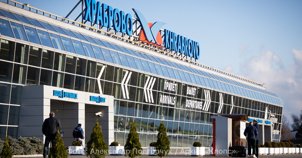 Калининградский аэропорт не может вовремя принять и отправить 24 рейса В аэропорту Калининграда в понедельник 29 декабря задерживаются на прилёт и отправку 24 рейса Информация об этом опубликована на онлайн табло Храброво Перенос времени вылета и прибытия коснулся четырёх направлений Москва Санкт Петербург Пермь и Екатеринбург Сдвиги по графику составляют от нескольких минут до четырёх с половиной часов Больше всего не повезло пассажирам из Перми Их борт с девяти вечера понедельника перенесли на девять утра вторника