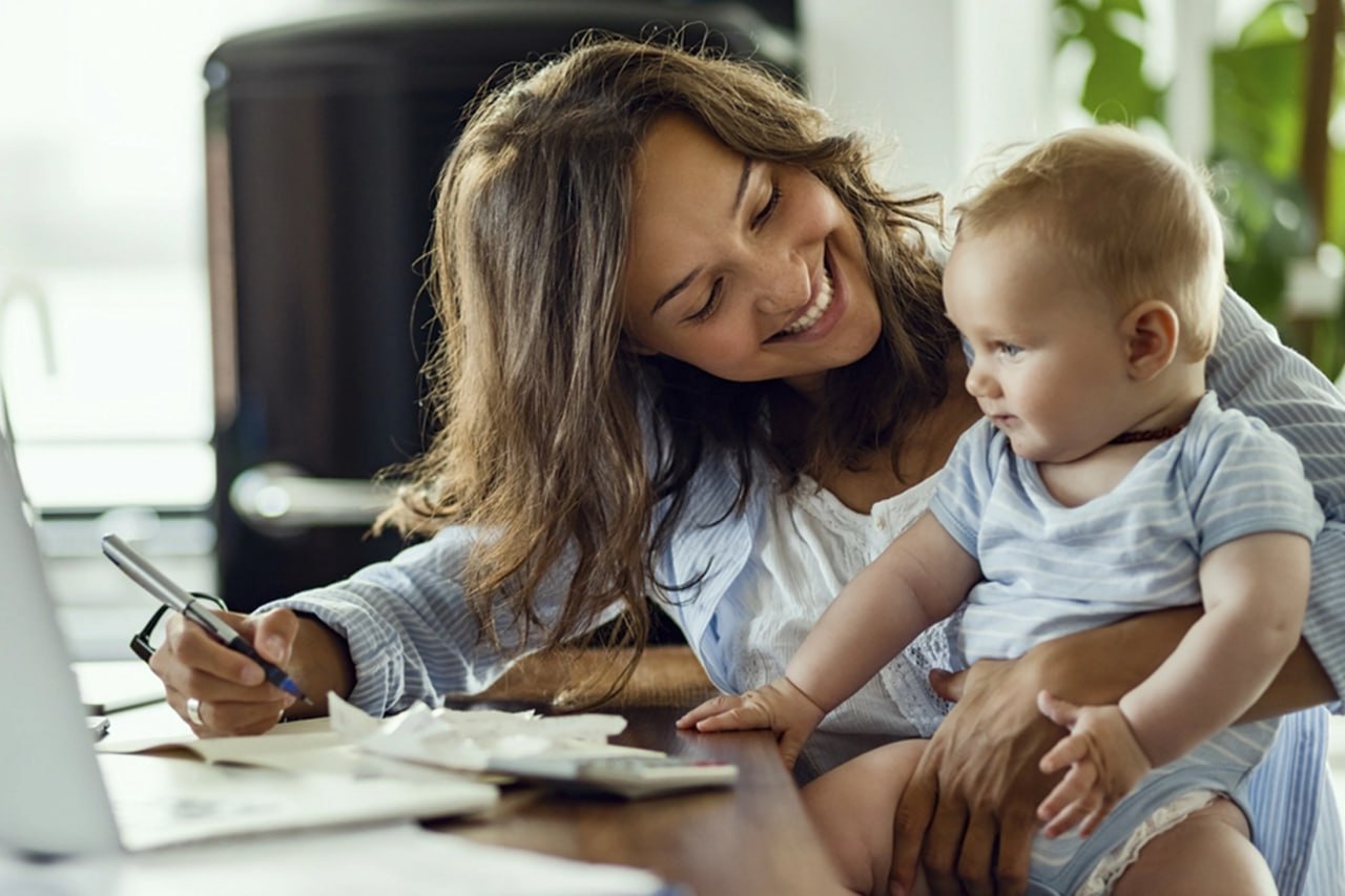 Работники могут без налогов получать до 1 млн рублей при рождении ребенка В ключевых национальных проектах правительством предусмотрены меры для улучшения качества жизни родителей с детьми и повышения рождаемости заявил премьер министр Михаил Мишустин в ежегодном отчете о работе правительства семьи с низкими доходами получают единое пособие вдвое увеличены стандартные налоговые вычеты на второго и последующих детей регулярно индексируется материнский капитал и социальные пособия установлены дополнительные права и льготы для женщин удостоенных звания Мать героиня вырос размер пособий по беременности и родам для студенток очных отделений вузов и колледжей научных организаций в страховой стаж включаются все периоды ухода за детьми до полутора лет Пенсию по новому порядку пересчитали и увеличили для 400 тысяч человек c 500 тысяч до 1 миллиона рублей увеличен максимальный размер необлагаемой налогом и страховыми взносами выплаты которую работодатель может предоставлять сотрудникам при рождении ребенка Подписаться на Российскую газету в Читать нас в MAX