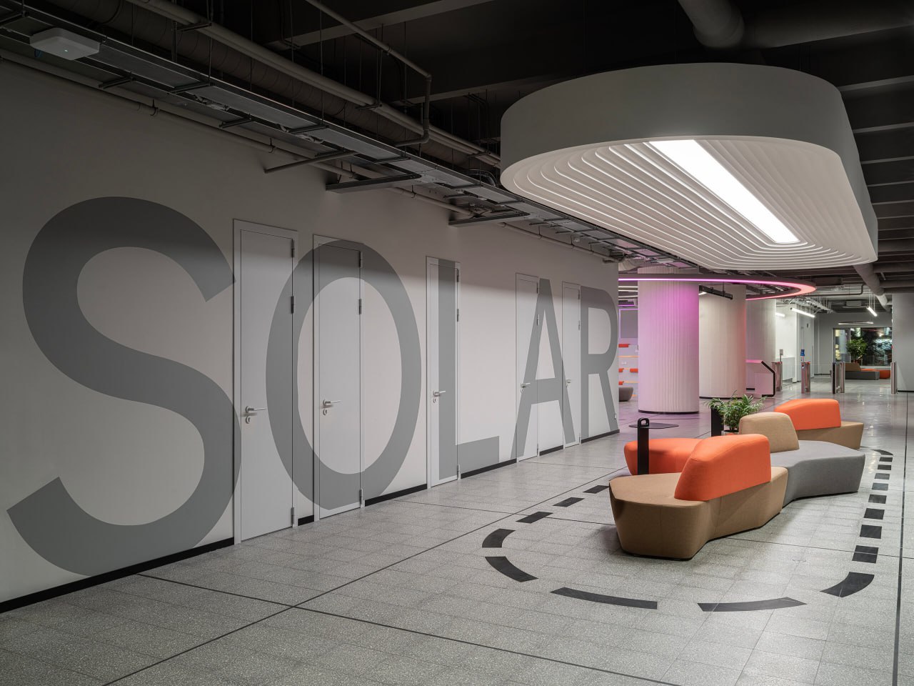 Ростелеком снова думает об IPO Солар Ростелеком вернулся к идее IPO своей дочерней компании в области кибербезопасности Солар об этом стало известно после недавнего заседания совета директоров Ростелекома Идея об IPO Солар ходит в информационном поле уже достаточно давно и компания к этому готова но ее реализацию зарубила высокая ставка ЦБ в итоге выход на биржу пришлось переносить Не так давно гендиректор Солар Игорь Ляпунов в комментарии Forbes заявил Мы рассматриваем возможность выхода на IPO мы технически к этому готовы Мы провели все мероприятия сделали трехлетний аудит регулярно раскрываем отчетность Мы готовы рынок что то не готов Видимо с постепенным снижением ключевой ставки окно для IPO начинает открываться По мнению самого Ляпунова окно для IPO может открыться с середины весны 2026 года так что раньше ждать подвижек не стоит   СофтТех